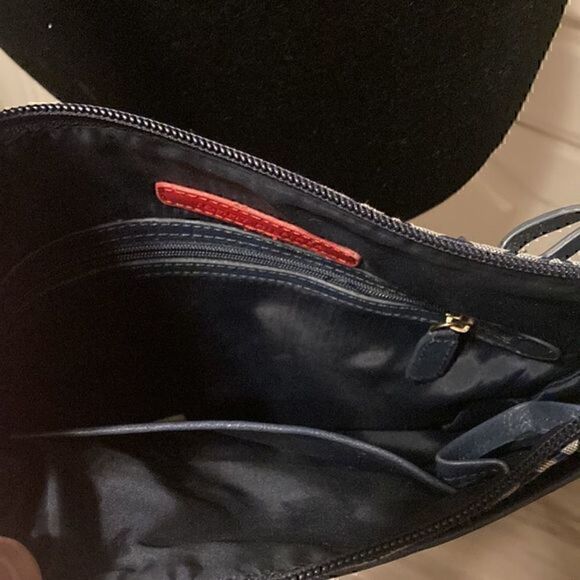 Tommy Hilfiger crossbody     - Picture 5 of 10